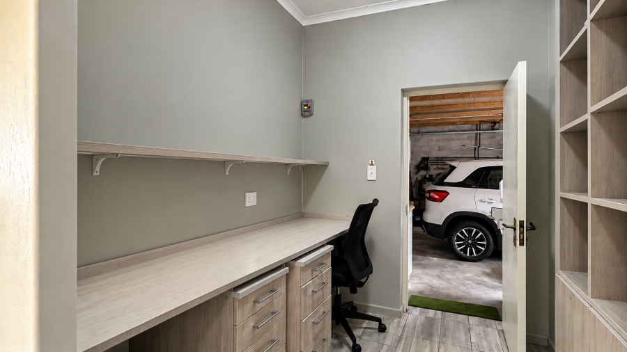 2 Bedroom Property for Sale in Hoogland Western Cape